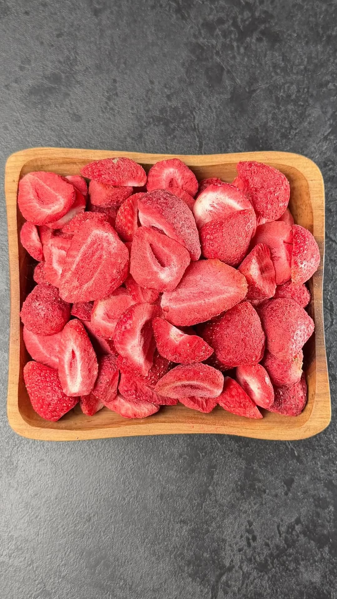 اسلایس توت‌فرنگی فریزدرای ۱۰۰ گرمی، رنگ قرمز، میوه خشک