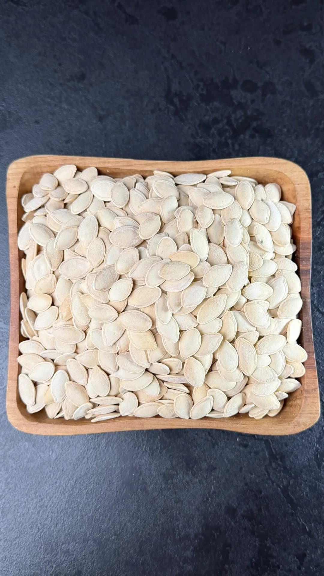 تخمه کدو لوکس، رنگ کرم و سفید، خشکبار