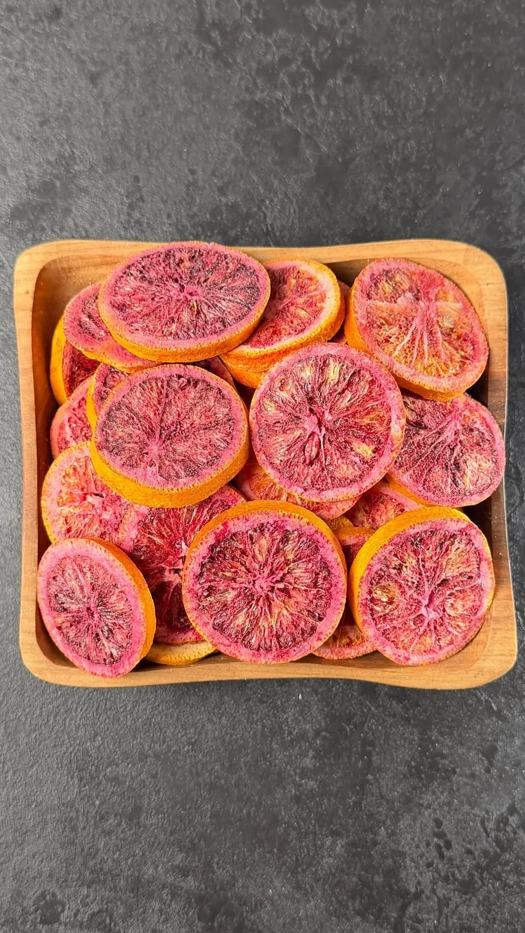 پرتقال توسرخ پفکی فریزدرایر ۱۰۰ گرمی، رنگ قرمز