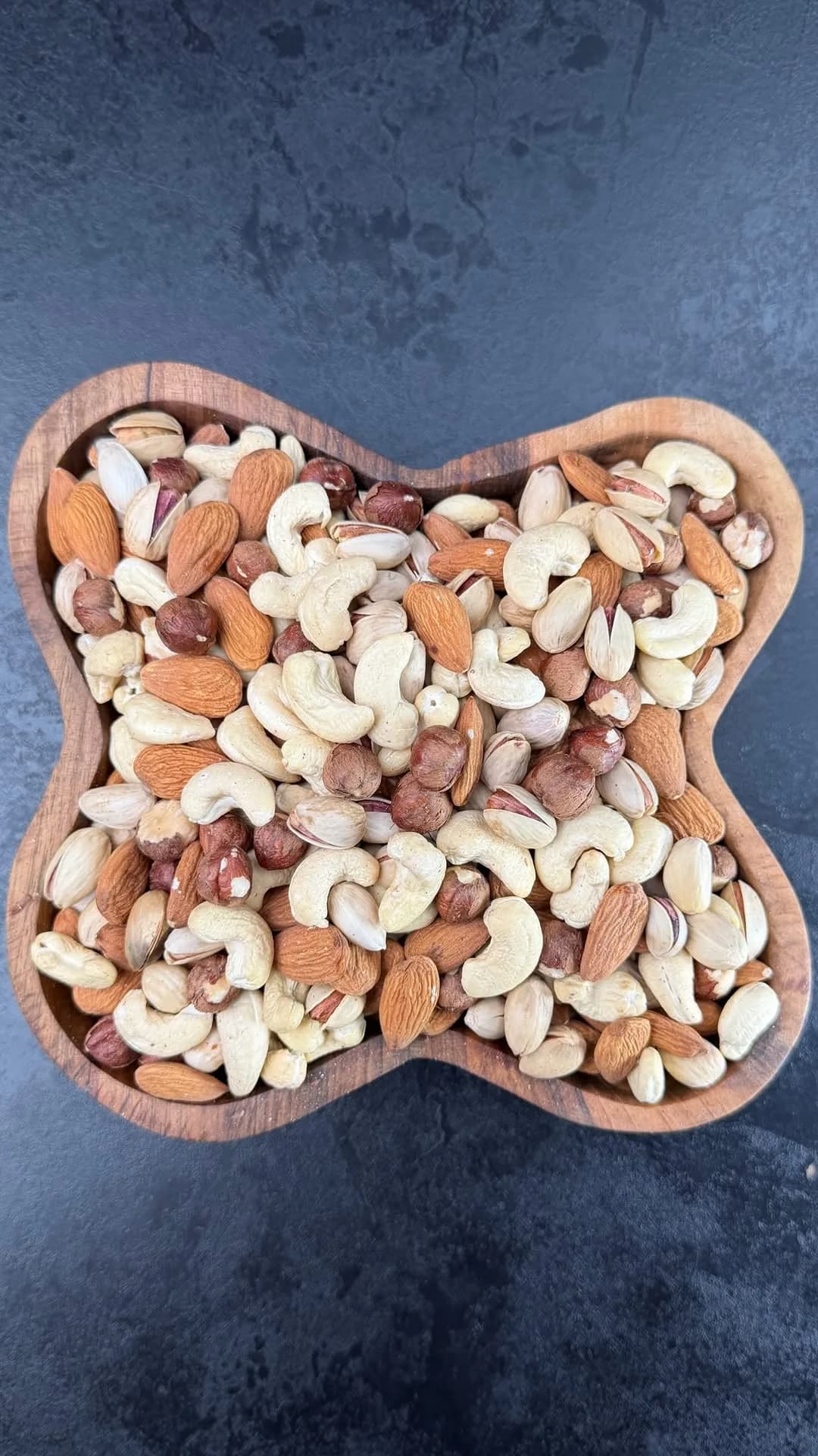 آجیل چهار مغز خام، رنگ قهوه‌ای و کرم، مخلوط مغزها