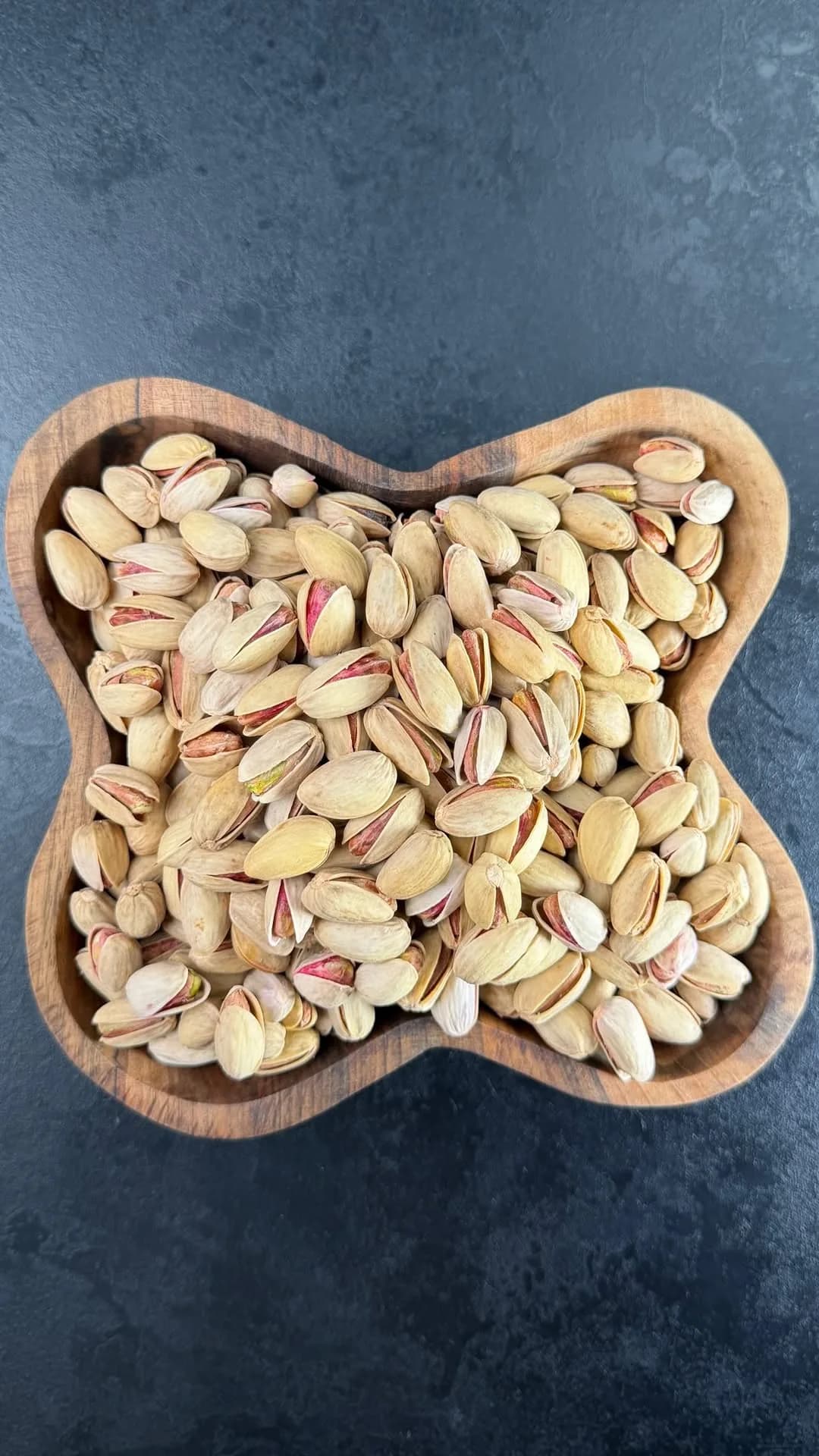 پسته اکبری شور، رنگ کرم و قهوه‌ای، مغز دانه