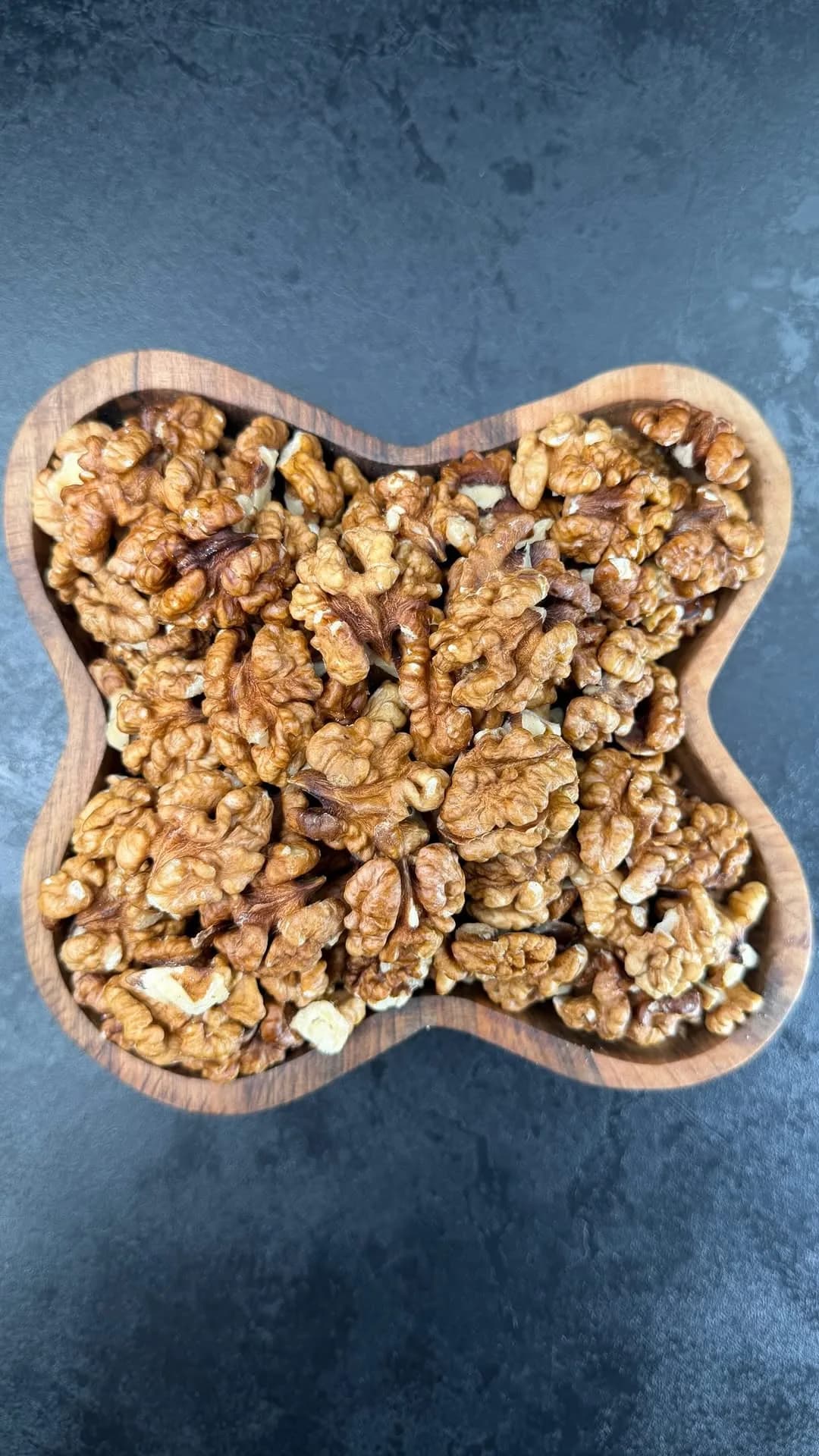 مغز گردو فسنجونی، رنگ قهوه‌ای