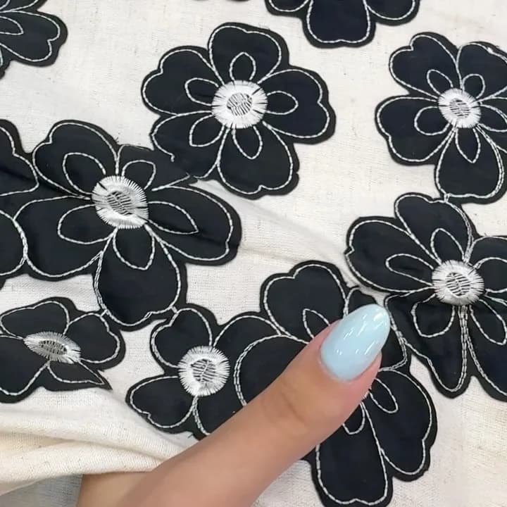 پارچه لینن گل اپلیکه‌دوزی، رنگ سفید و مشکی، طرح گلدار، پارچه گلدوزی
