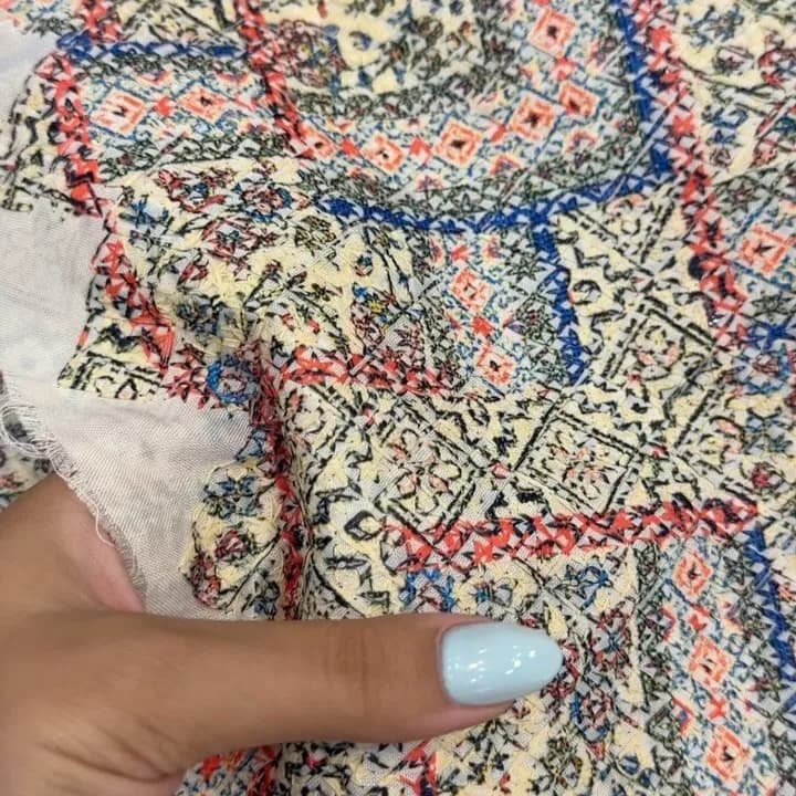 پارچه لینن طرح‌دار عرض ۱۱۰، رنگ کرم، قرمز و آبی، طرح هندسی، پارچه طرح سنتی