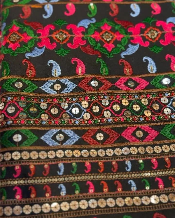 پارچه لینن سوزن‌دوزی عرض ۱۱۰، رنگ مشکی، قرمز، سبز و آبی، طرح گلدوزی، پارچه متری
