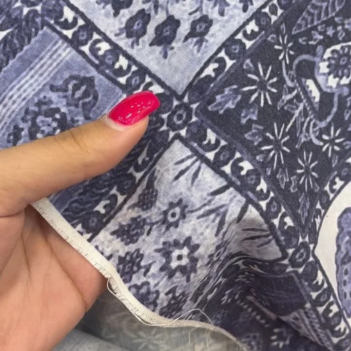 پارچه نخی چاپی عرض ۱۵۰، رنگ سرمه‌ای و سفید، طرح هندسی، پارچه متری