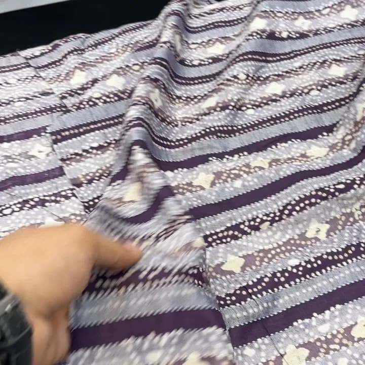 پارچه باتیک دیجیتال عرض ۱۱۰، رنگ بنفش، خاکستری و سفید، طرح راهراه، پارچه متری