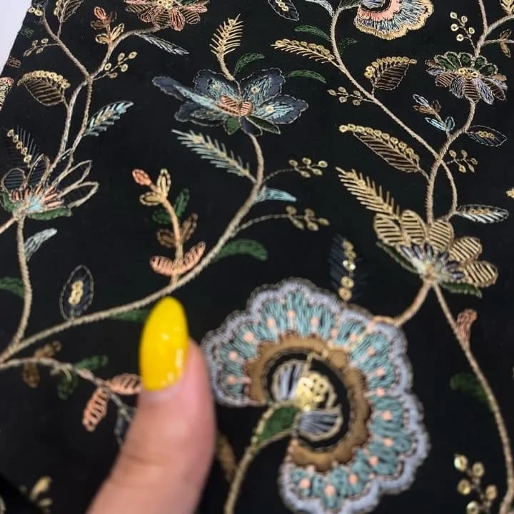 پارچه لینن سوزن دوزی عرض ۱۱۰، رنگ مشکی، طلایی و آبی، طرح گلدوزی، پارچه گلدوزی شده