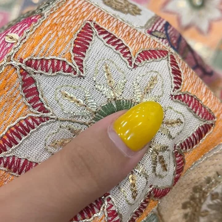 پارچه لینن قیطون دوزی، رنگ نارنجی، سفید و قرمز، طرح گلدوزی، پارچه گلدوزی شده