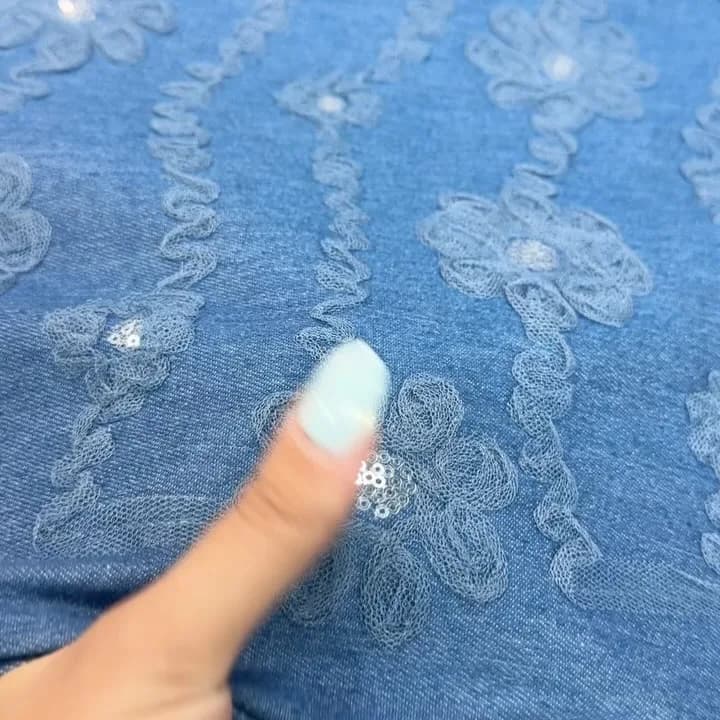 پارچه جین سوزندوزی عرض ۱۶۰، رنگ آبی، طرح گلدوزی، پارچه متری