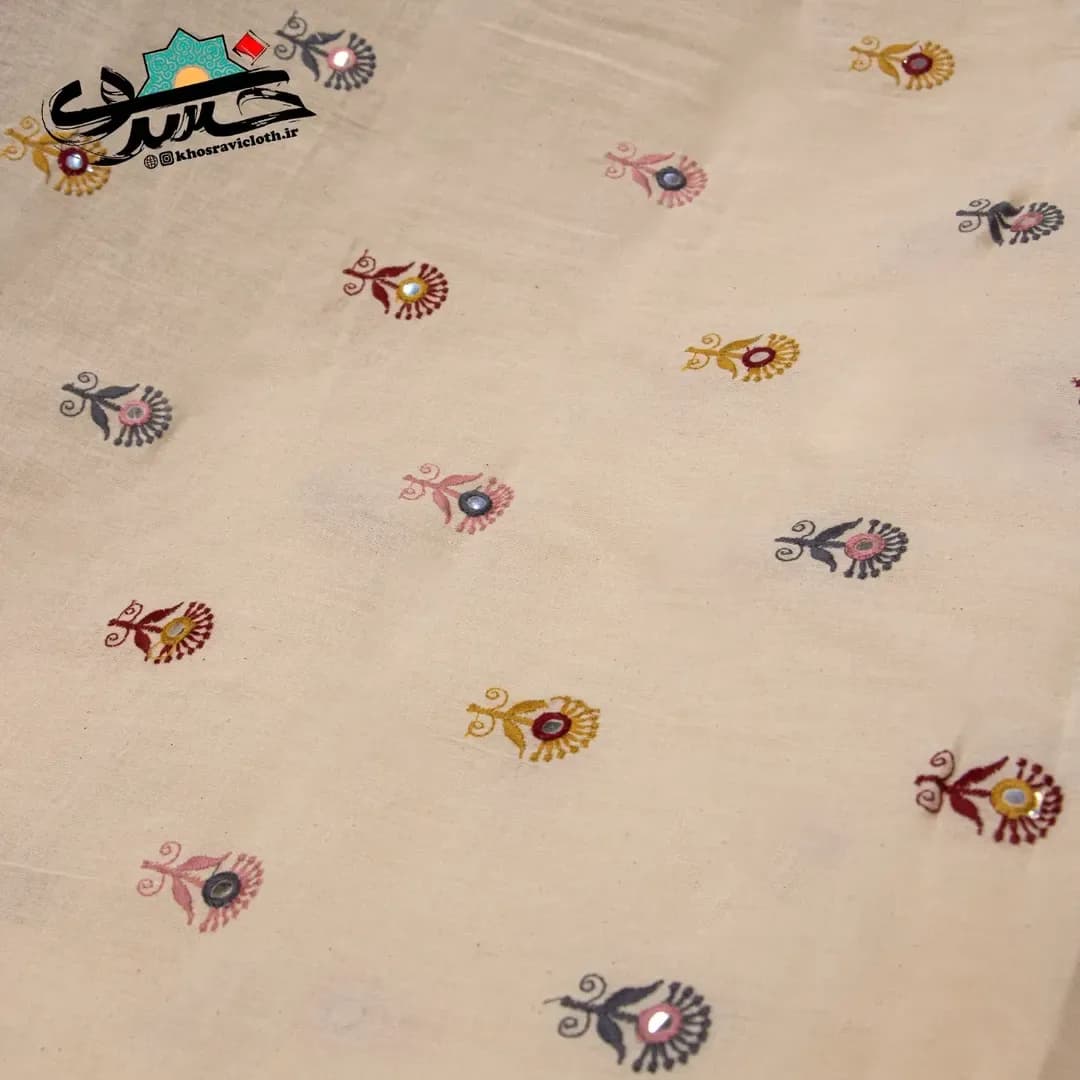 پارچه لینن طرح دار هندی عرض ۱۱۰، رنگ کرم، قرمز، زرد، آبی و خاکستری، طرح گلدوزی، پارچه متری