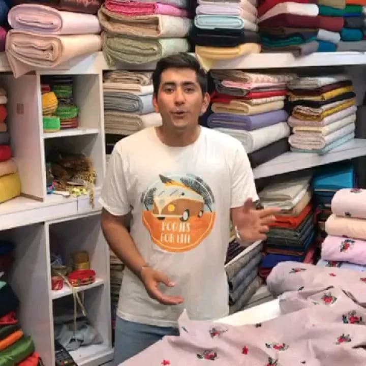 پارچه نخی گلدوزی عرض ۱۴۵، رنگ صورتی و سفید، طرح گلدار، متراژی