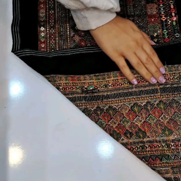 پارچه مخمل ونوس ۹۰۰۰ سوزندوزی، رنگ مشکی، قرمز و سبز، طرح گلدوزی، قواره مستطیل