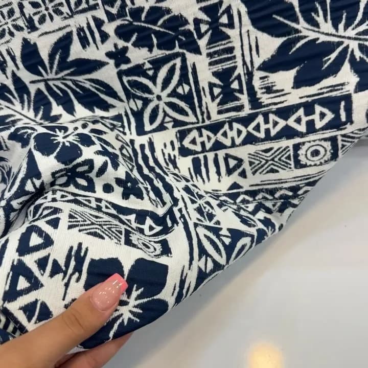 پارچه ژاکارد طرح دار عرض ۱۵۰، رنگ سرمه‌ای و سفید، طرح هندسی، پارچه طرح تریبک