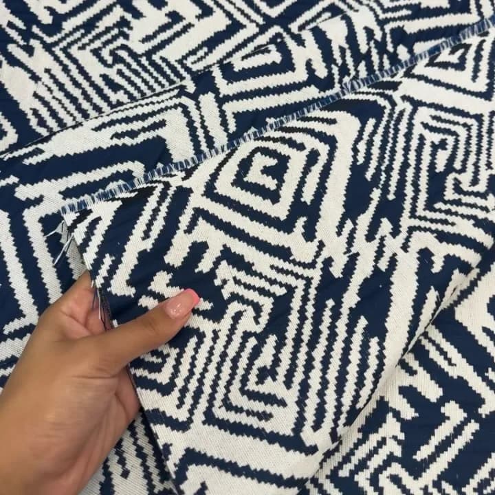 پارچه ژاکارد دو رو عرض ۱۵۰، رنگ سرمه‌ای و سفید، طرح هندسی، پارچه طرح مدرن