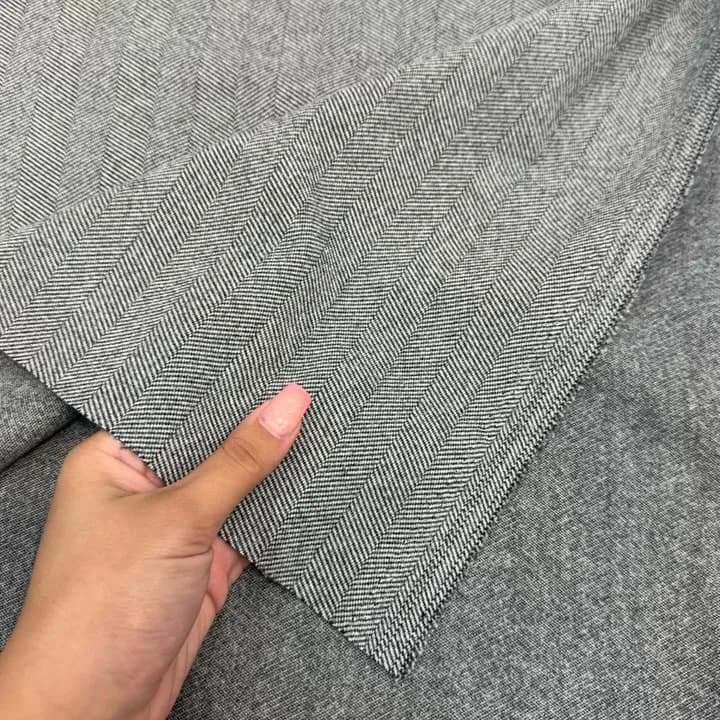 پارچه فوتر کش جناغی ترک عرض ۱۵۰، رنگ خاکستری، طرح راه‌راه، پارچه جناغی