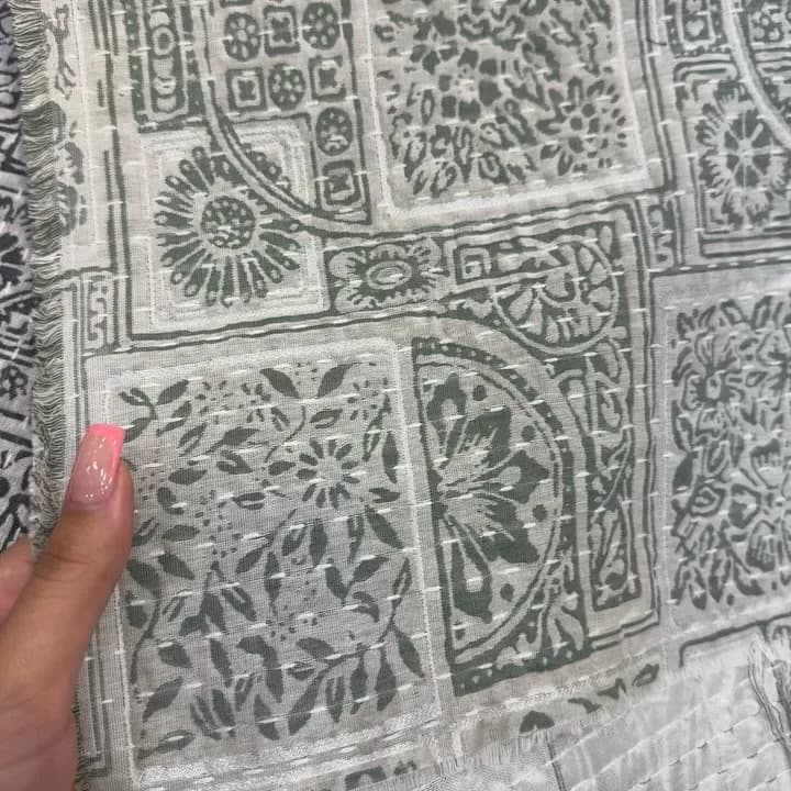 پارچه ژاکارد عرض ۱۵۰، رنگ خاکستری و سفید، طرح هندسی، پارچه طرح سنتی