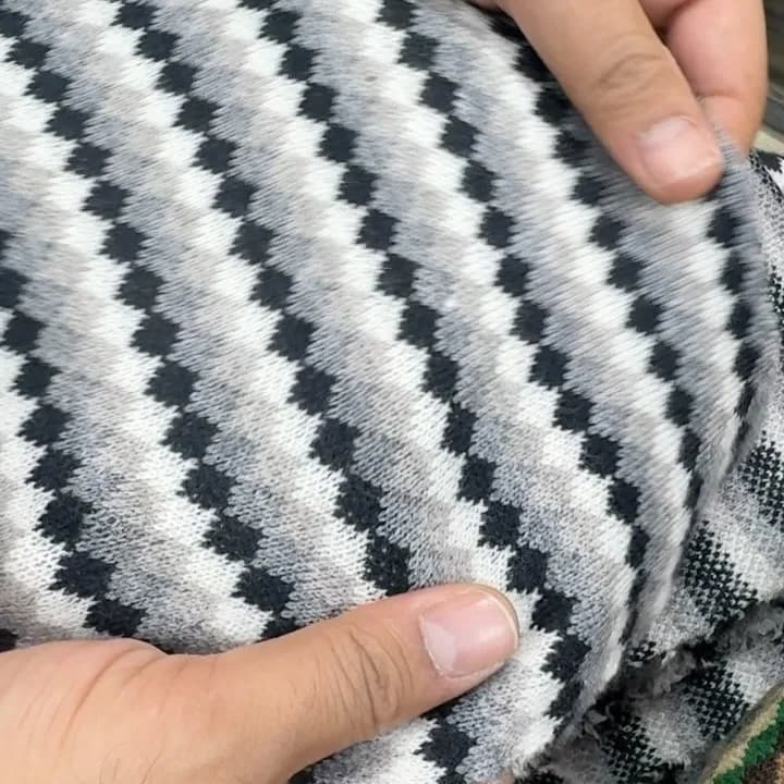 پارچه بافت زارا عرض ۱۸۰، رنگ سفید، مشکی و طوسی، جنس بافتنی، طرح هندسی، پارچه ضخیم طرحدار