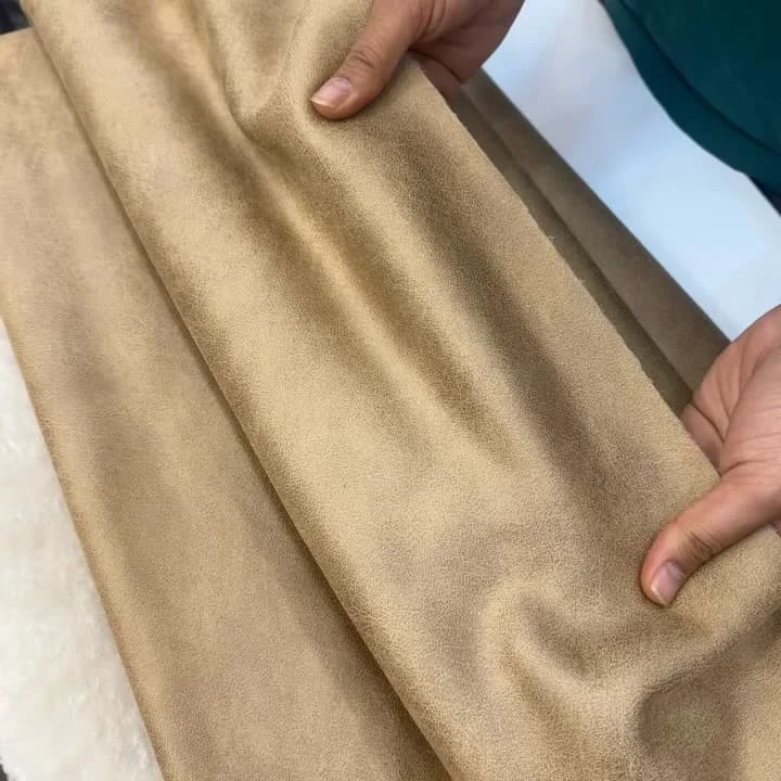 پارچه مخمل بوفالو پشت خز، رنگ کرم و شتری، جنس جیر، پارچه منعطف