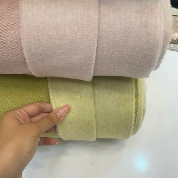 پارچه فوتر دونخ جناغی دو رو، رنگ صورتی و سبز مغزپسته‌ای، جنس پشمی، طاقه پارچه
