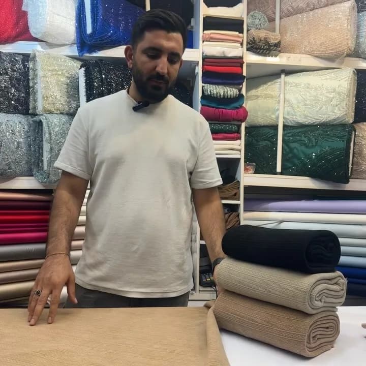 پارچه بافت پشت بولدینگ عرض ۱۷۰ زارا، رنگ کرم، مشکی و قهوهای، پارچه تا شده