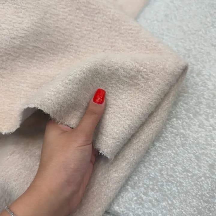 پارچه خز ساده و طرح دار، رنگ کرم، جنس پشمی، بافت زبر