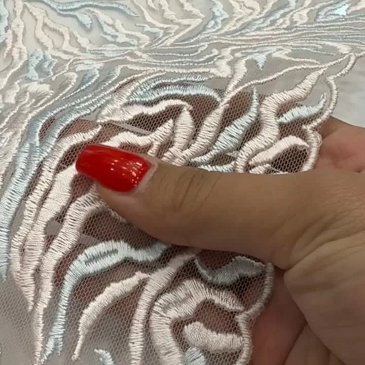 پارچه دانتل تایوانی مجلسی، رنگ سفید و نقره‌ای، طرح گلدوزی، پارچه توری