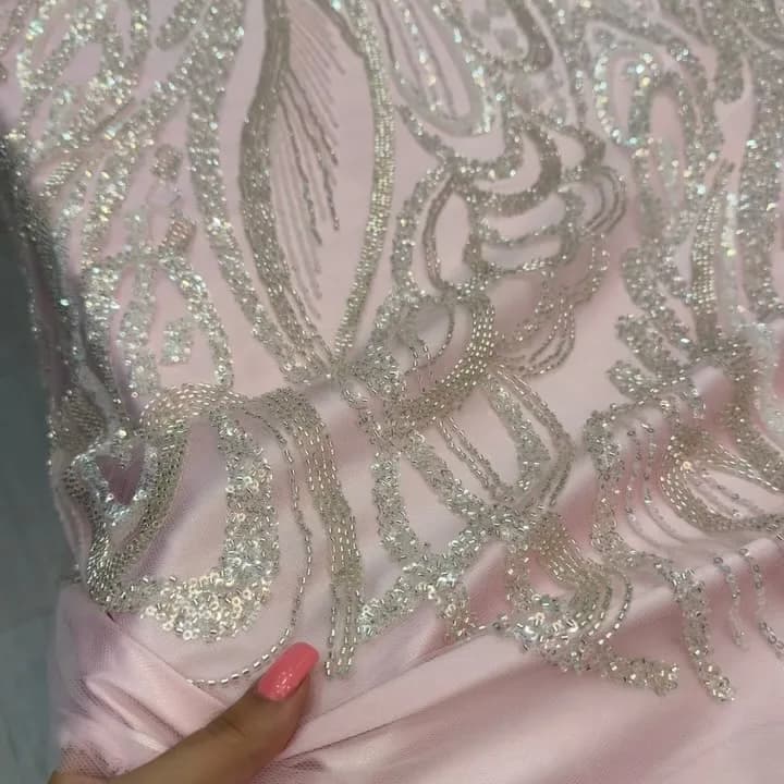 پارچه عرض ۱۴۰، رنگ صورتی و نقره‌ای، جنس توری، طرح گلدوزی، پارچه پولکی