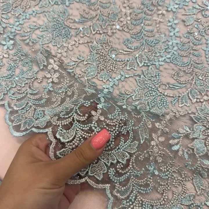 پارچه دانتل مجلسی عرض ۱۳۵، رنگ آبی روشن و نقره‌ای، جنس توری، طرح گلدوزی، پارچه گیپور