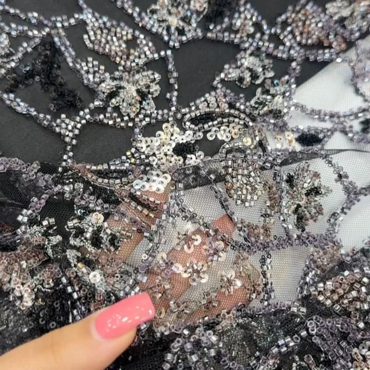پارچه مجلسی سنگ دوزی، رنگ سیاه و نقره‌ای، جنس توری، طرح گلدوزی، پارچه متری