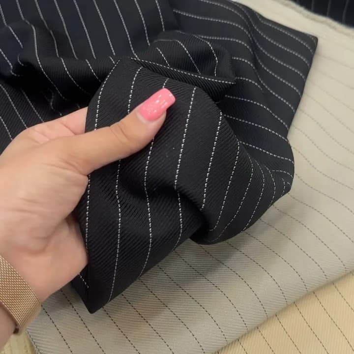 پارچه کرپ کج راه دیپلمات، رنگ سیاه و سفید، طرح راهراه، پارچه متری