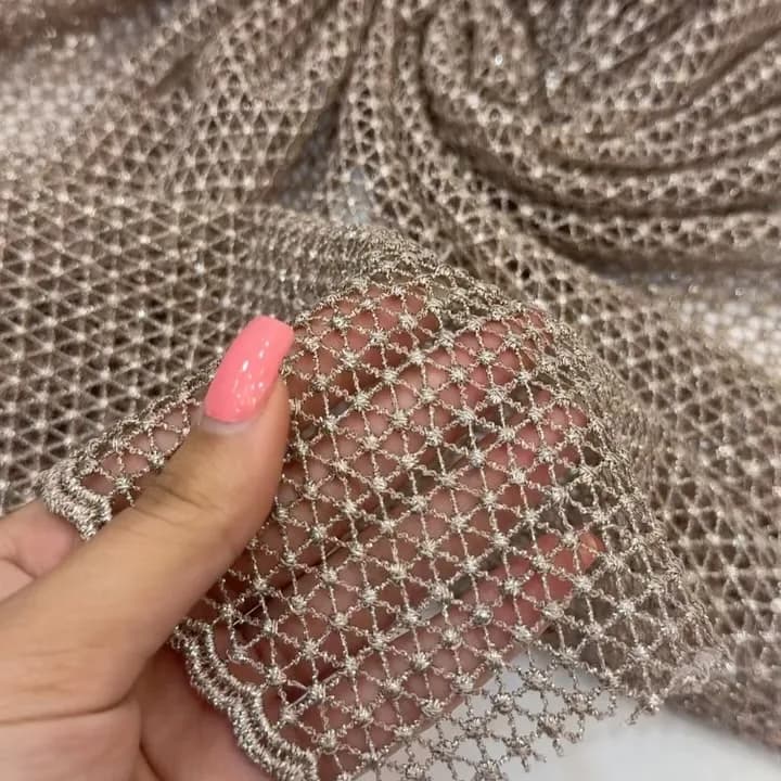 پارچه دانتل زنبوری تایوانی عرض ۱۳۵، رنگ طلایی و نقره‌ای، جنس توری، طرح توری، توری بافت