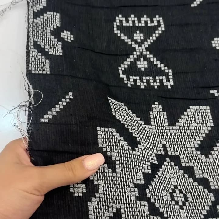پارچه ژاکارد شماره‌دوزی عرض ۱۵۰، رنگ مشکی و سفید، طرح هندسی، پارچه طرح دار