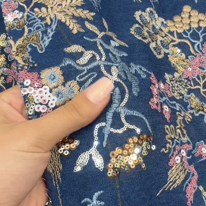 پارچه جین سوزن دوزی و پولک دوزی، رنگ سرمهای، طلایی و صورتی، طرح گلدار، گلدوزی و پولک