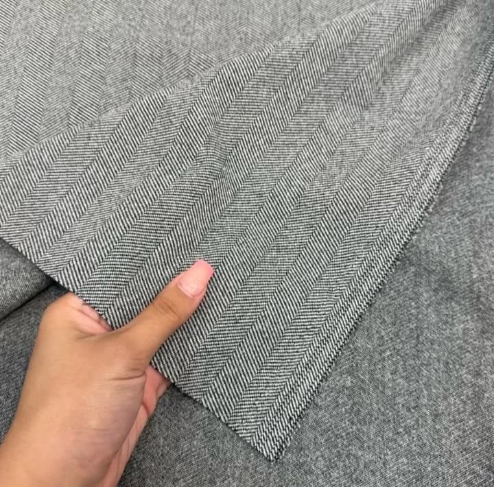 پارچه فوتر کش جناغی ترک، رنگ خاکستری، طرح راه‌راه، بافت جناغی
