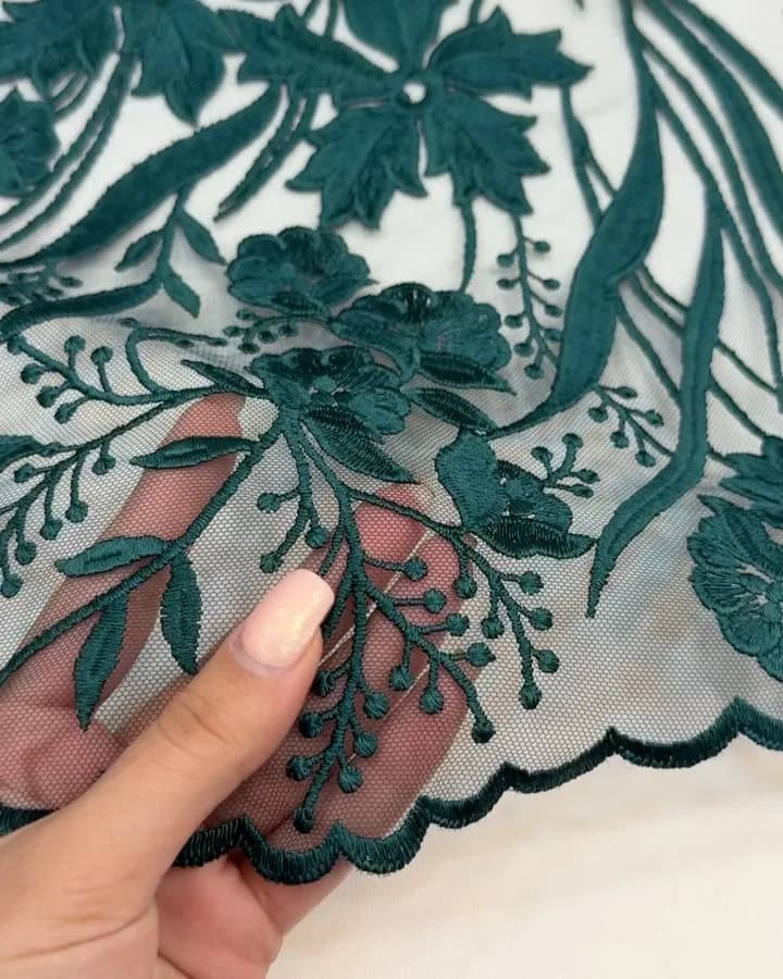 پارچه دانتل ابریشم کره ای عرض ۱۳۵، رنگ سبز تیره، طرح توری، پارچه متری