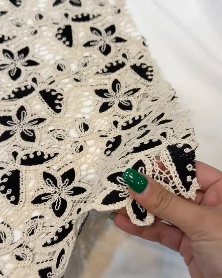 پارچه گیپور قلاب بافی عرض ۱۳۵، رنگ کرم و مشکی، طرح گلدار