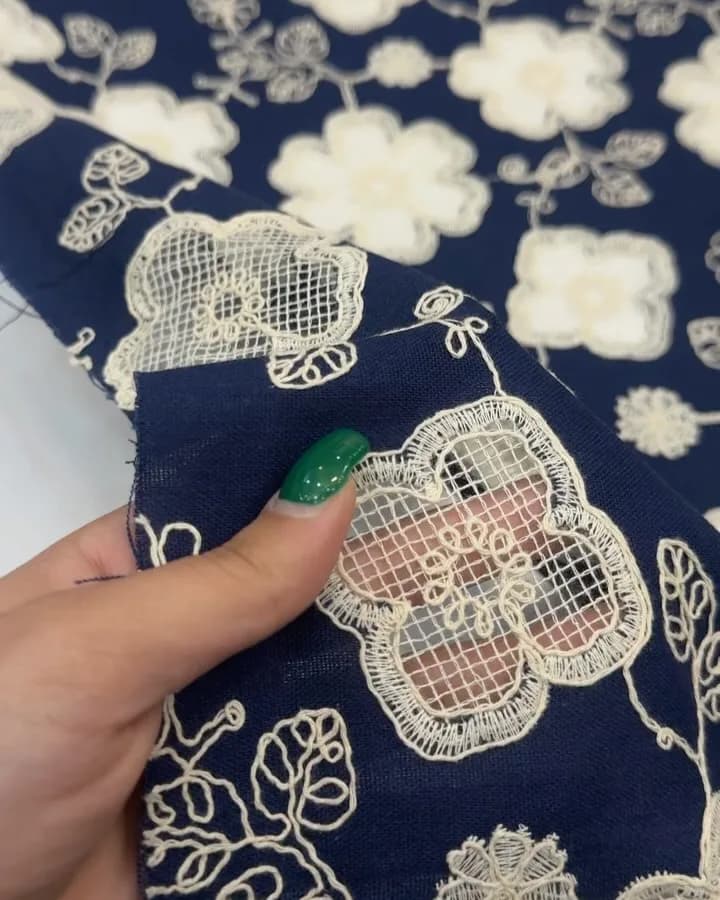 پارچه لینن طرح‌دار، رنگ سرمه‌ای و کرم، طرح گلدار و گلدوزی، پارچه متری