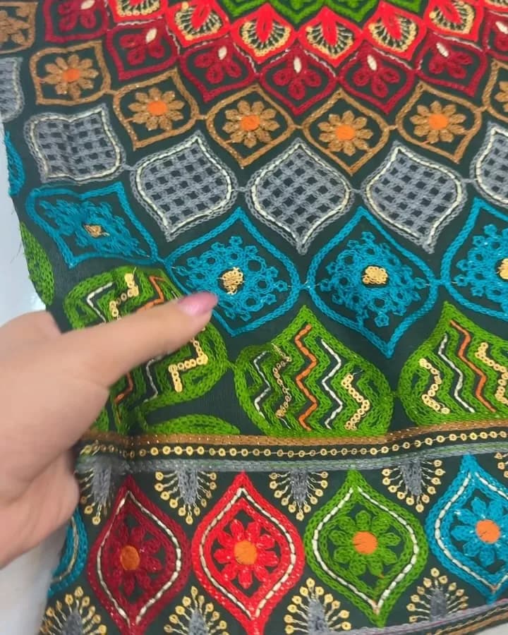 پارچه لینن بخارادوزی — رنگ قرمز — نمای در‌دست — بخارادوزی