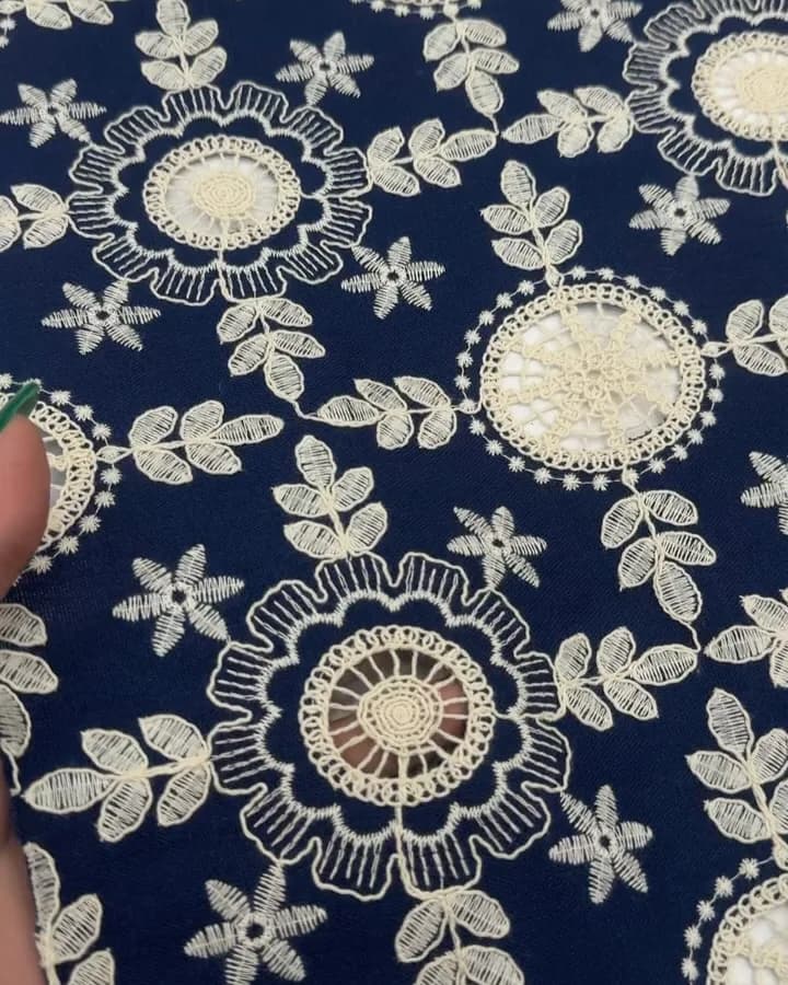 پارچه لینن قلاب بافی، رنگ سرمه‌ای و کرم، طرح گلدوزی، پارچه متری