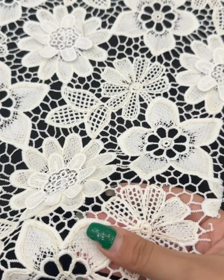 پارچه قلاب بافی دالبر — رنگ سفید — نمای دردست — گل برجسته