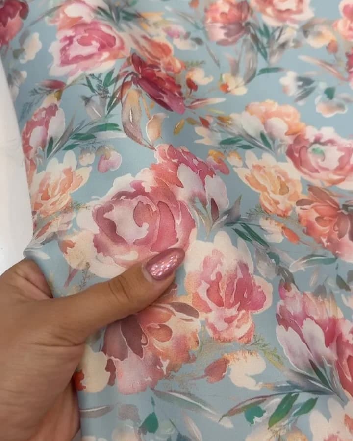 پارچه سیلک ابریشم — رنگ آبی — نمای دردست — طرح گل