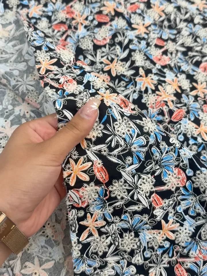 پارچه ابریشم سولابه دوزی امبرودی عرض ۱۴۰، رنگ کرمی و مشکی، جنس لینن، طرح گلدوزی، پارچه متری طرحدار