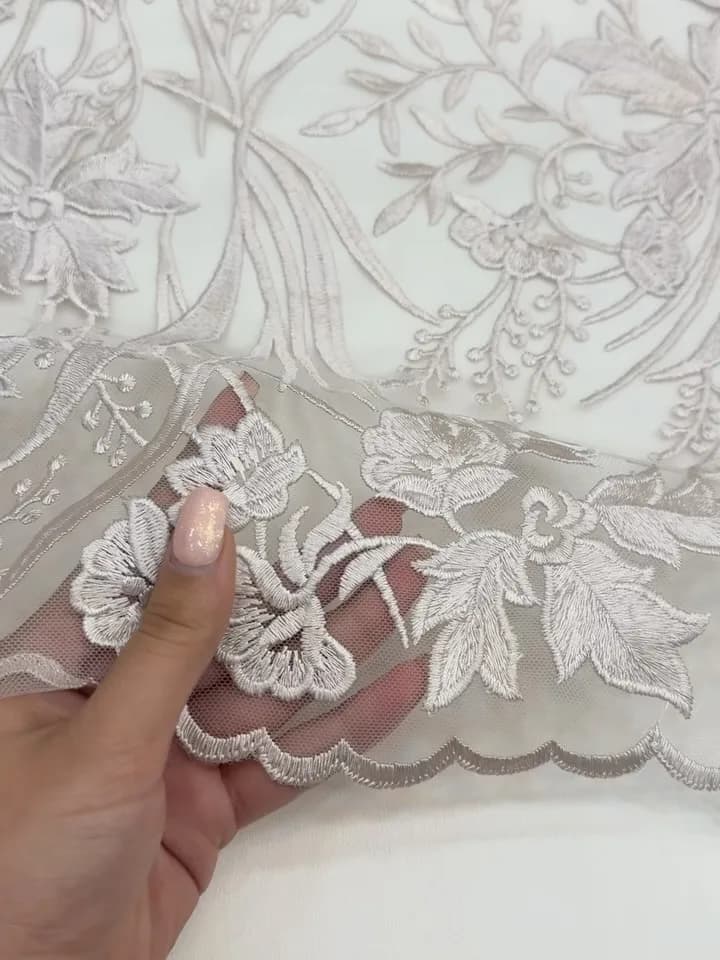 پارچه دانتل ابریشم کره‌ای — رنگ سفید — نمای در‌دست — ابریشم‌دوزی