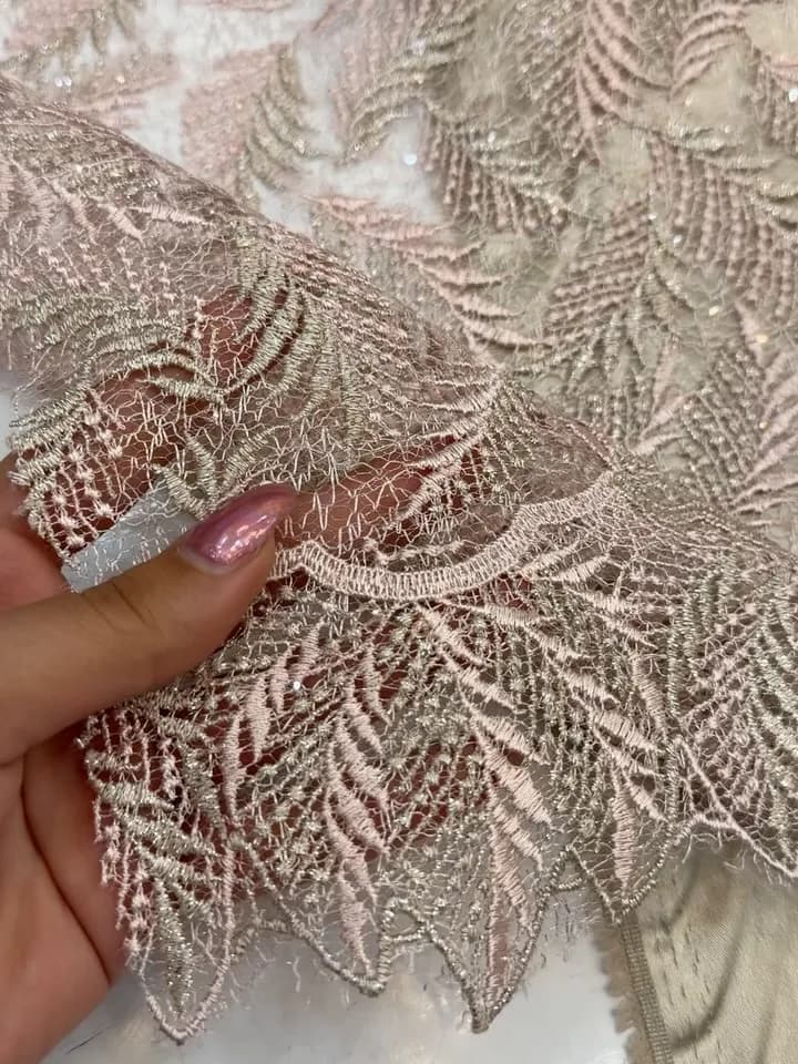 پارچه دانتل تایوانی — رنگ صورتی — نمای در‌دست — زری‌دوزی