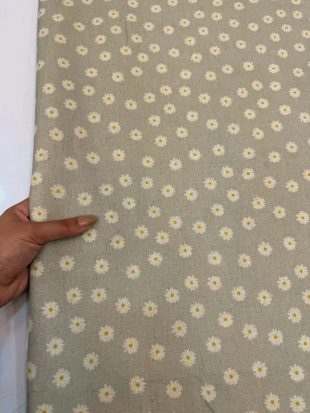 پارچه لینن طرحدار — رنگ طوسی — نمای دردست — طرحدار