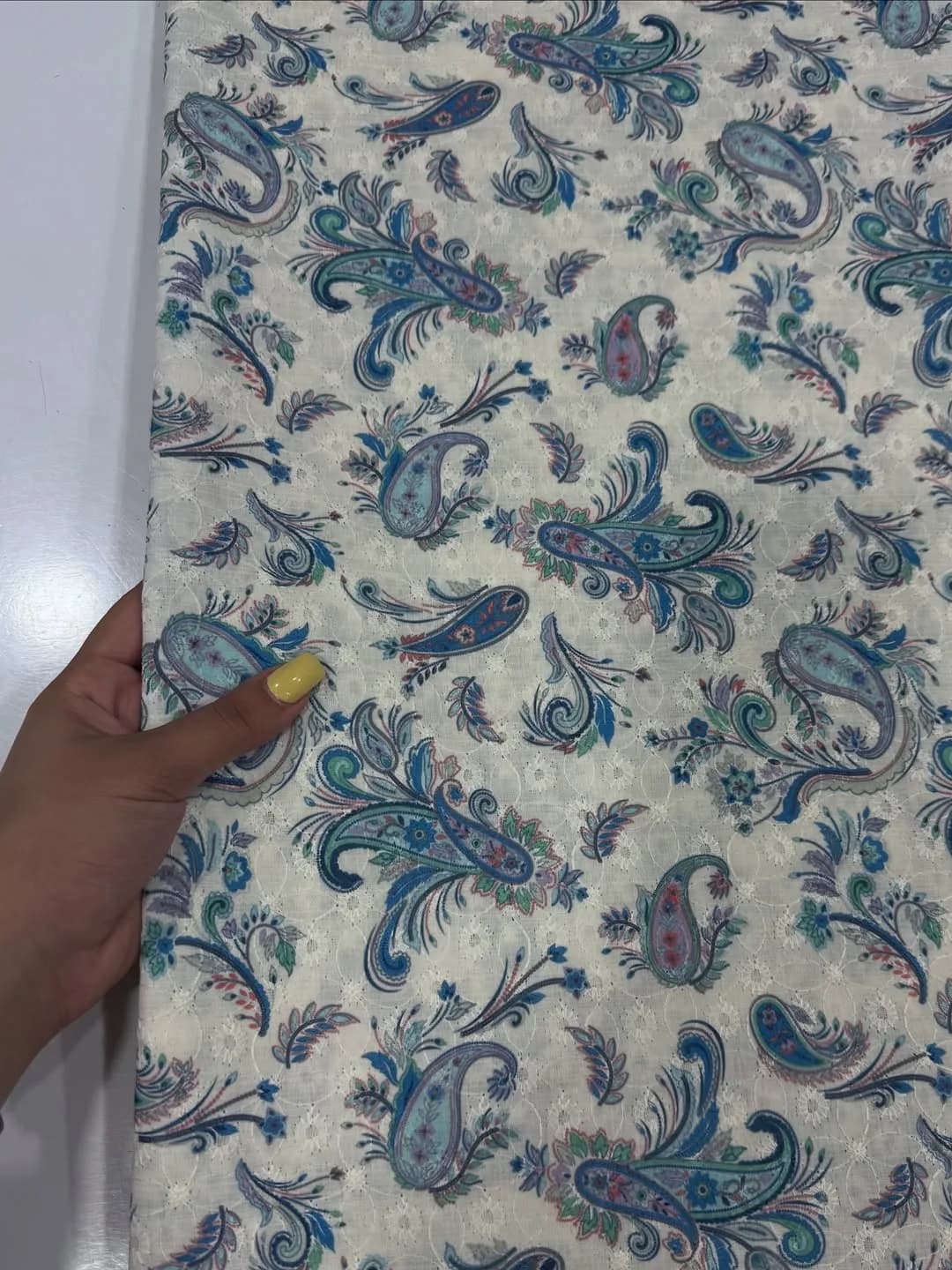 پارچه لینن خامه دوزی — رنگ سفید — نمای در‌دست — خامه‌دوزی