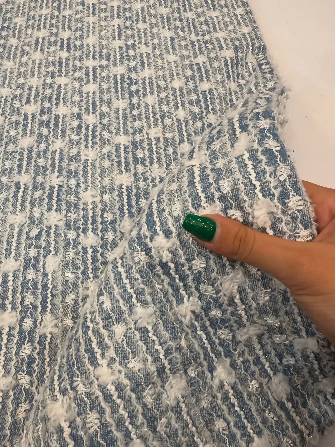پارچه جین سوزندوزی — رنگ آبی — نمای دردست — کاردوخت