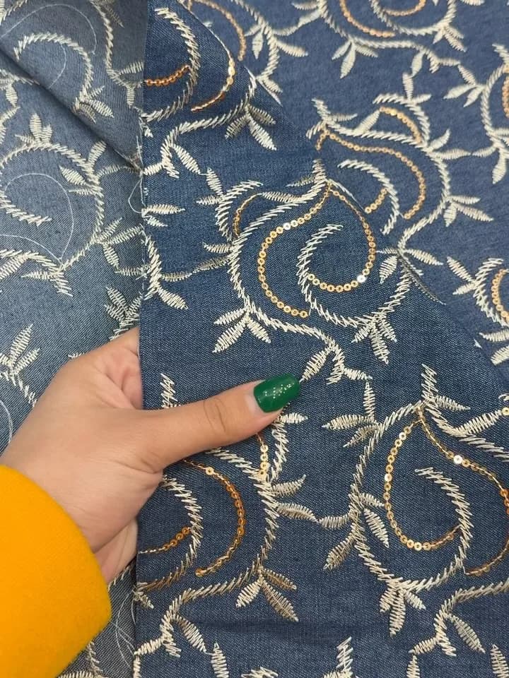 پارچه جین تنسل سوزن دوزی — رنگ سرمهای — نمای دردست — سوزندوزی