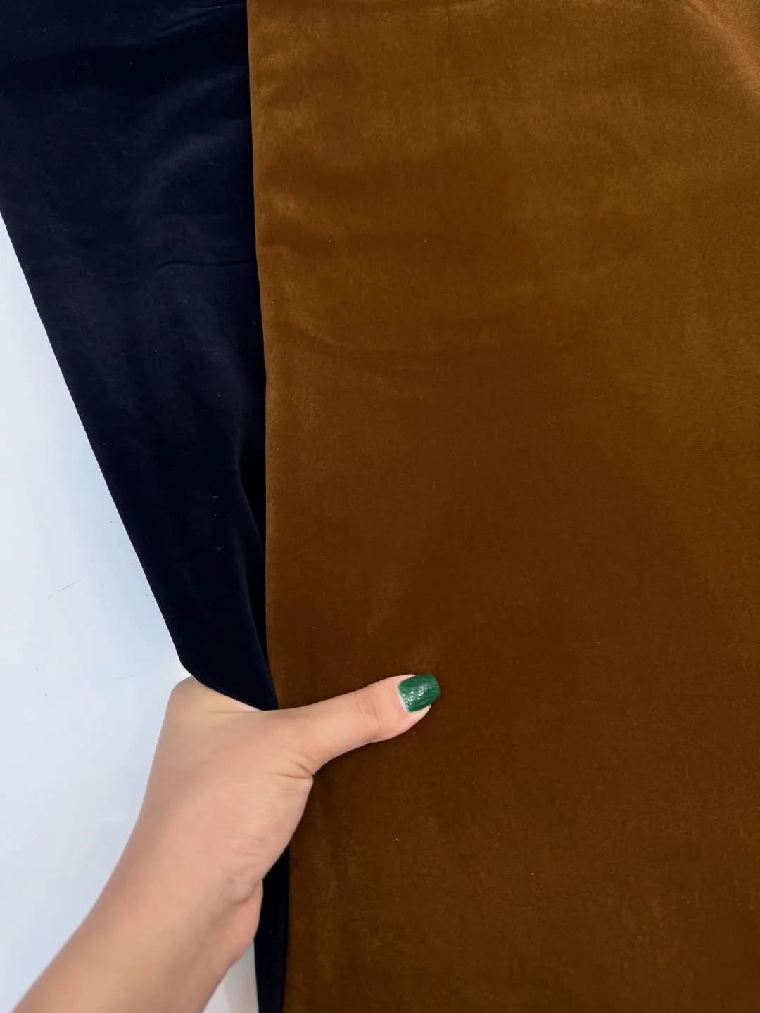 پارچه جیر کره‌ای عرض ۱۵۰ — رنگ سرمه‌ای — نمای در‌دست — نرم و لطیف